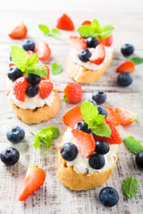 Crostini with grilled baguette, cream cheese and berries