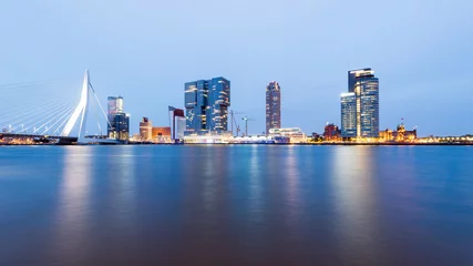 Photo sur Plexiglas Pont Érasme Erasmusbrug, Rotterdam, Hollande, horizon à l& 39 heure bleue