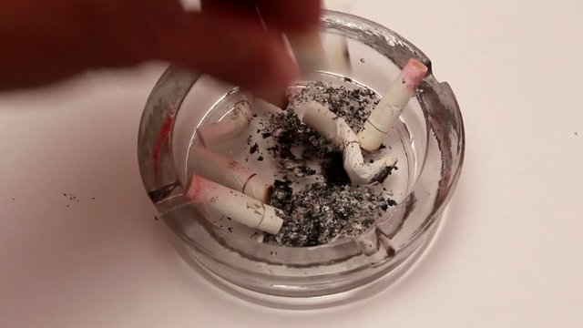  no smokeing !!! -cigarette in an ashtray 