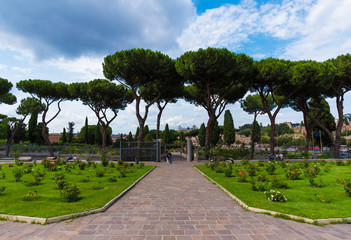A visit to the municipal Rose Garden in Rome (in italian Roseto comunale), a public park on the Aventine Hill, between the Orange Garden and the Circus Maximus.