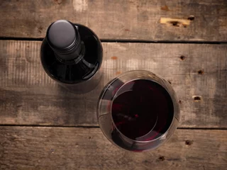 Selbstklebende Fototapete Wein Flasche Rotwein