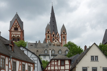Fototapeta na wymiar Blick von der Altstadt auf den Limburger Dom in Limburg an der Lahn