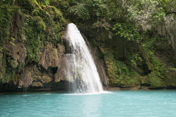 Fototapeta na wymiar Wasserfall / Wasserfall im gruenen Dschungel auf der Insel Cebu, Philippinen.