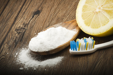 white teeth with lemon and baking soda