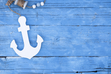 Maritime Dekoration mit Seesternen, Muscheln, Holzschiff, Badelatschen, Sand auf Holzhintegrund © Stockwerk-Fotodesign