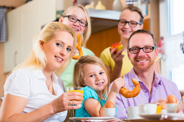 Obraz na płótnie Canvas Familie isst Frühstück gemeinsam in Küche