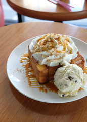 Honey Toast, Consists of bread topped with honey and ice cream