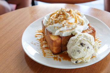 Honey Toast, Consists of bread topped with honey and ice cream