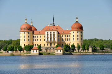 Fototapeta na wymiar Schloss Moritzburg, Jagdschloss, Wasserschloss, Deutschland, Sachsen