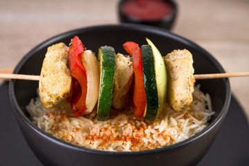 Fleischspiess mit Safranreis und Gemüse