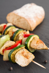 Schaschlikspiess mit Brot
