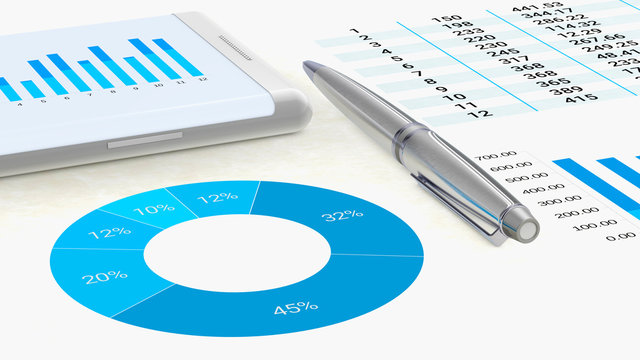Vue rapproch&eacute;e d'un espace de travail avec des graphiques sur une feuille de papier et un smartphone qui portent sur des donn&eacute;es &agrave; analyser
