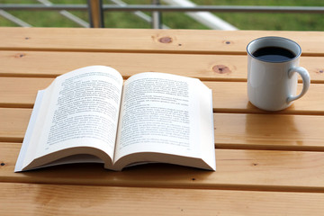 Fototapeta na wymiar book and coffee on the wood table