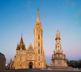 Fototapeta na wymiar Matthias church and Statue of Holy Trinity in Budapest