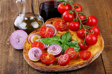 Frisella di grano duro con  cipolla e vino