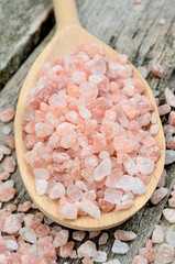 Fototapeta na wymiar Pink salt in wooden spoon
