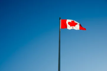 Keuken spatwand met foto Canadian flag waving over blue sky © mbruxelle