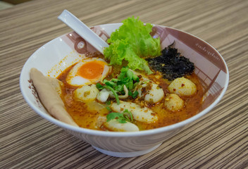  thai noodles with vegetables and soft boiled egg . 