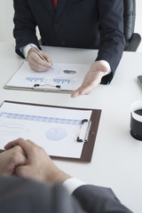 ミーティングをする2人のビジネスマン