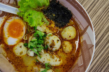  thai noodles with vegetables and soft boiled egg . 
