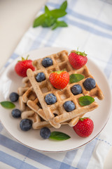 Belgische Waffeln mit frischen Beeren 