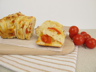 Aufgeschnittenes Pizza Zupfbrot mit Tomaten und Käse