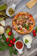  pizza  with mushrooms and pepperoni , tomatoes