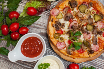  pizza  with mushrooms and pepperoni , tomatoes