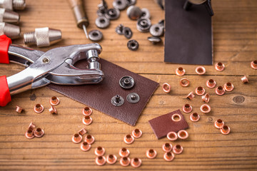 Hole punch plier tool