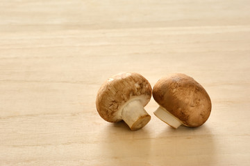 マッシュルーム　木目背景
