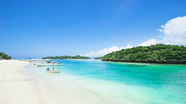 Fototapeta Tropical Japanese island beach with clear blue water, Ishigaki, Okinawa 