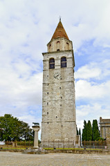 Fototapeta na wymiar Turm der Basilika Santa Maria Assunta von Aquileia