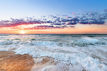 Naklejka premium Colorful ocean beach sunrise.