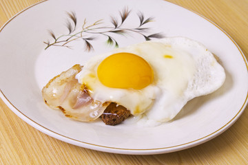 fried egg with bacon and bread