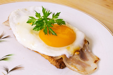 fried egg with bacon and bread