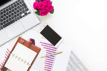 ビジネスイメージ　メモ帳　ノートパソコン　スマートフォン