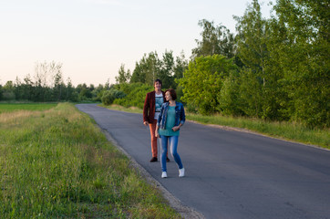 Obraz premium Happy couple on vacation. Lovers are laughing. Happy guy and girl. Lovers enjoy each other in the evening park. 