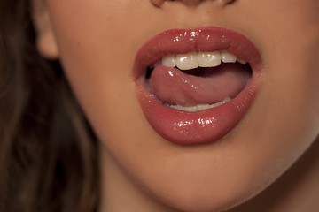 Naklejka premium kobieta dotyka jej ust językiem