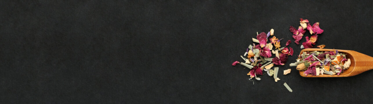 Tisane de p&eacute;tales de fleurs et cuill&egrave;re en bois sur ardoise, carte, menu, banni&egrave;re 