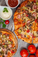  pizza  with mushrooms and pepperoni , tomatoes