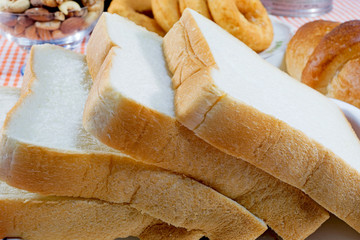 朝食のテーブル・食パン