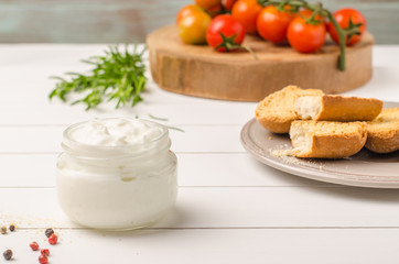 Organic cherry tomatoes with rosemary, swedish toasts and cream