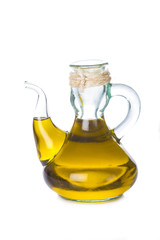 Jarra aceitera con aceite de oliva virgen extra aislada sobre fondo blanco y decorada con cuerda