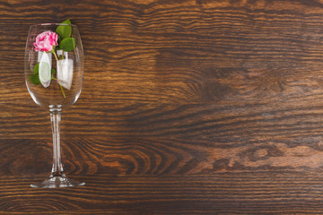 Wineglass with decorative light pink roses