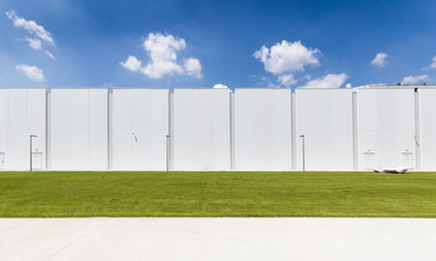Fototapeta na wymiar New white warehouse with blue sky