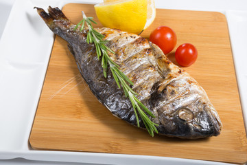 Grilled fish with lemon