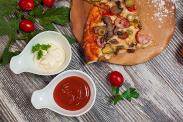  pizza  with mushrooms and pepperoni , tomatoes