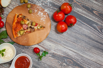  pizza  with mushrooms and pepperoni , tomatoes