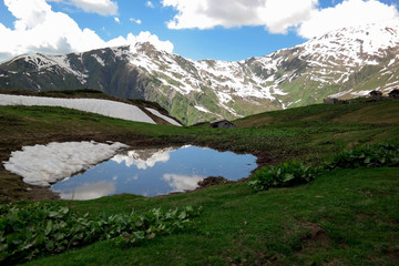 Naklejka premium Hiking in the Caucasus, ramshackle huts