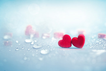 Obraz premium Close up The red Heart shapes with rain water drops on pink spon